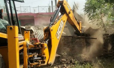 एक बीघा जमीन पर कब्जा करके बनाये गये मकान ध्वस्त