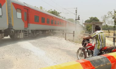 रेलवे क्रॉसिंग पर बंद फाटक के नीचे से घुसते ही, आ गई ट्रेन