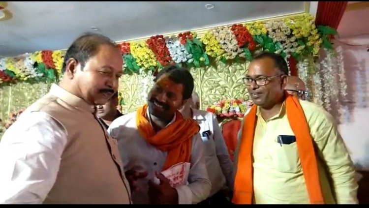 समाजसेवी संदीप प्रजापति ने डोभी सुहेलदेव ठहराव को लेकर सांसद बीपी सरोज से बात की