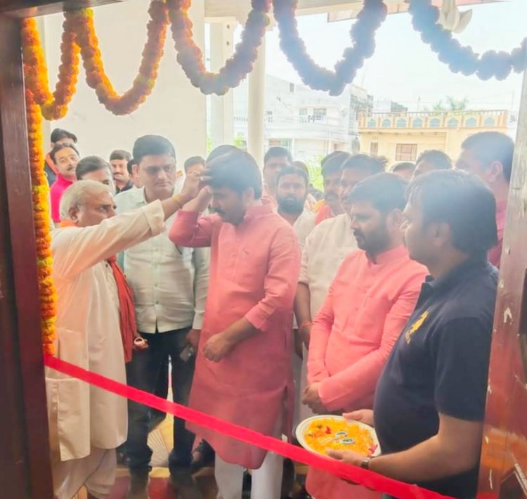 एमएलसी प्रत्याशी बृजेश सिंह प्रिंशु के चुनाव कार्यालय का उद्घाटन