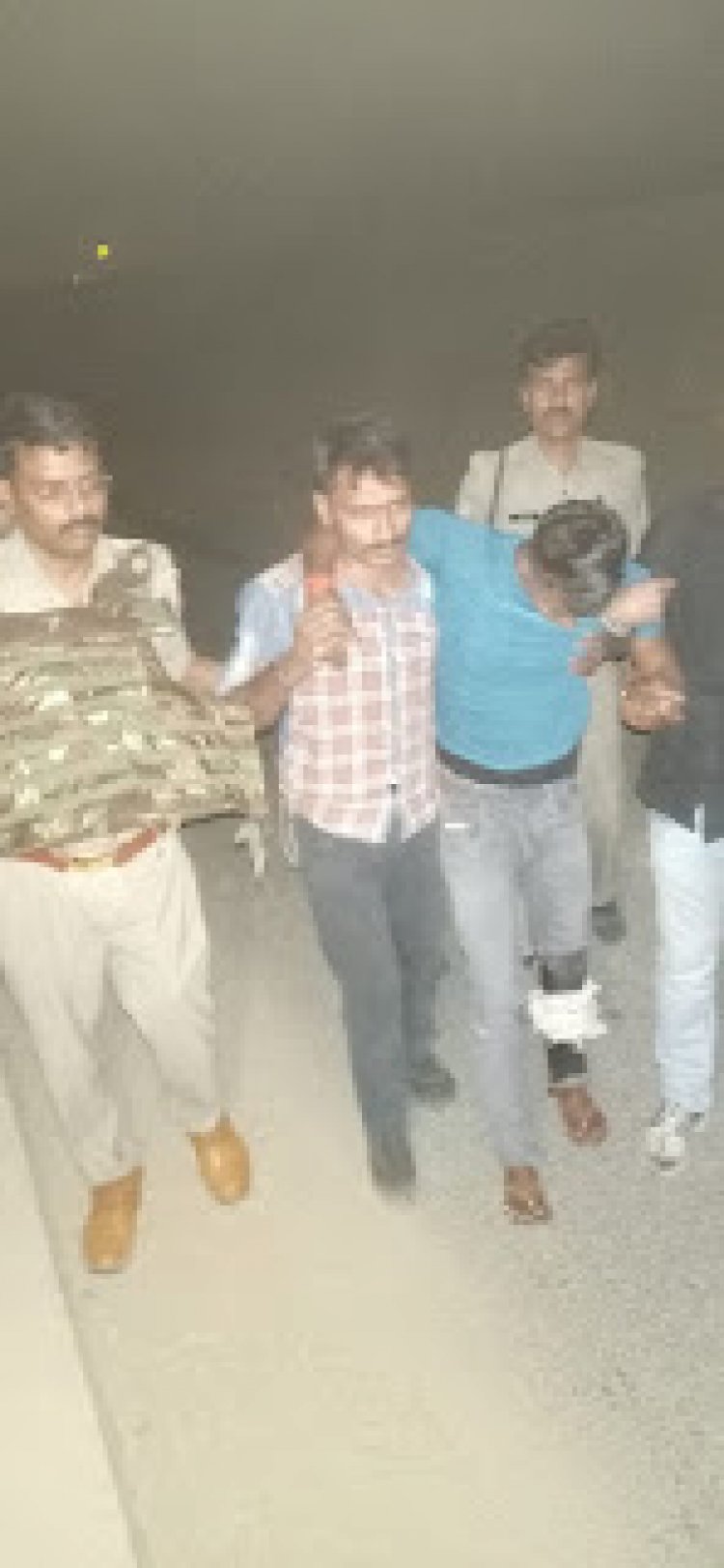 गोलीबारी में  अपराधी के पैर में लगी गोली ,हिरासत में