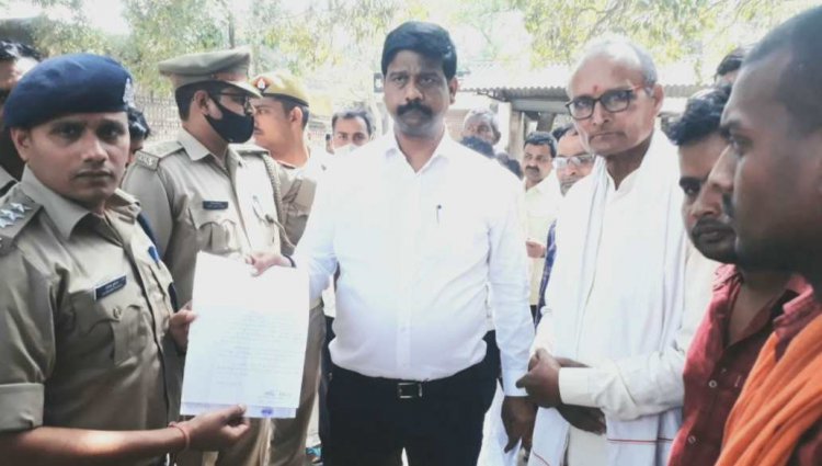 कोटेदार से विवाद होने पर ग्रामीणों ने  शासन  को सौपा ज्ञापन