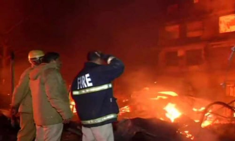 दिल्ली के आज़ाद मार्केट में लगी भीषण आग,मौके पर 20 दमकल मौजूद