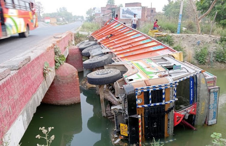 चंदवक,अनियंत्रित ट्रक नहर में पलटी, खलासी घायल