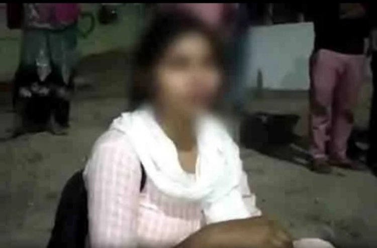 प्रेमी के घर के बाहर धरने पर बैठी प्रेमिका, किया शोषण अब शादी से कर रहा इनकार