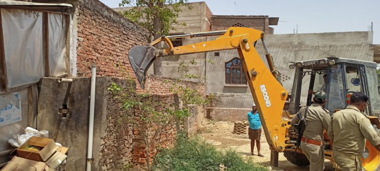 पुलिस चौकी के लिए आवंटित जमीन पर किये गये अवैध कब्जा पर चला बुलडोजर