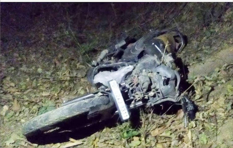 अनियंत्रित बाइक गड्ढे में गिरने से एक किशोर की मौत, दूसरा घायल