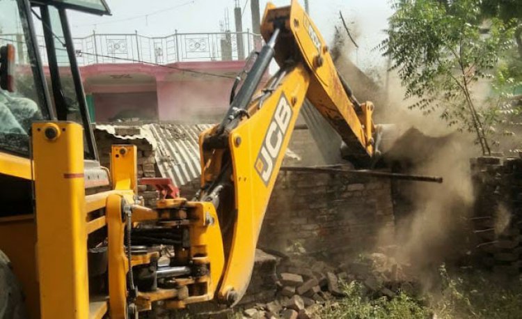 एक बीघा जमीन पर कब्जा करके बनाये गये मकान ध्वस्त