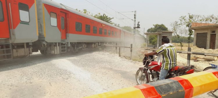 रेलवे क्रॉसिंग पर बंद फाटक के नीचे से घुसते ही, आ गई ट्रेन