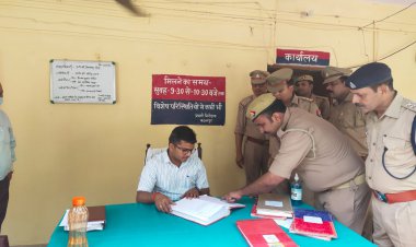 जिलाधिकारी मनीष कुमार वर्मा ने थानों का किया औचक निरीक्षण