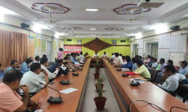 विकास योजनाओ की समीक्षा के दौरान इन विभागो अधिकारियों को डीएम ने लगाई कड़ी फटकार