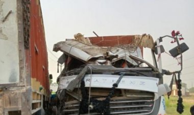 दो ट्रक आपस में भिड़े, ड्राइवर गम्भीर रूप से घायल