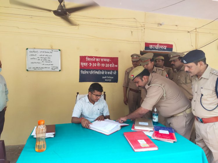 जिलाधिकारी मनीष कुमार वर्मा ने थानों का किया औचक निरीक्षण