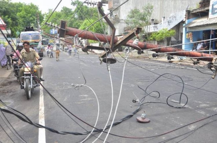 तेज आंधी में बिजली के खंभे गिरने से वृद्ध की मौत