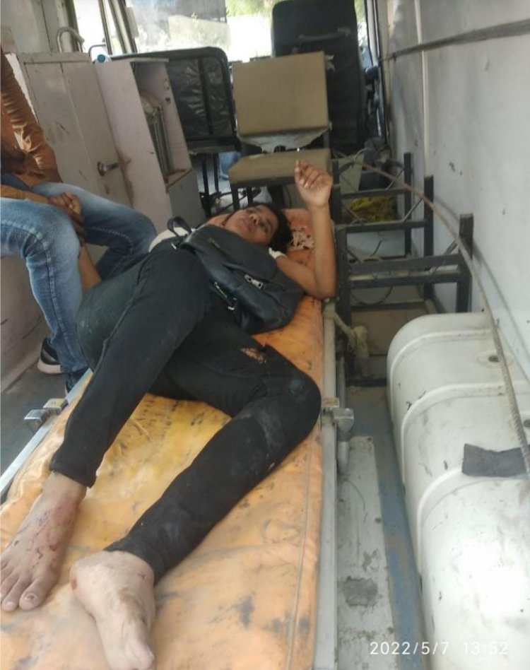 सड़क दुर्घटना में छात्र-छात्रा बुरी तरीके से जख्मी ,हालत गंभीर