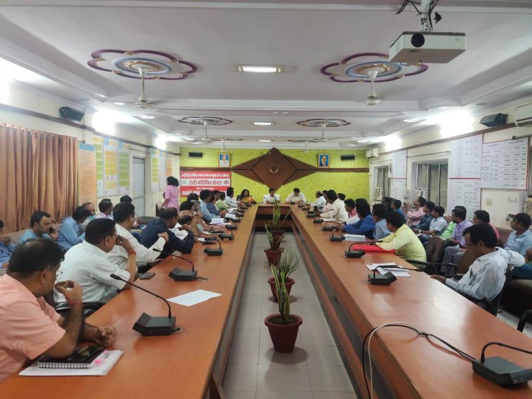 विकास योजनाओ की समीक्षा के दौरान इन विभागो अधिकारियों को डीएम ने लगाई कड़ी फटकार