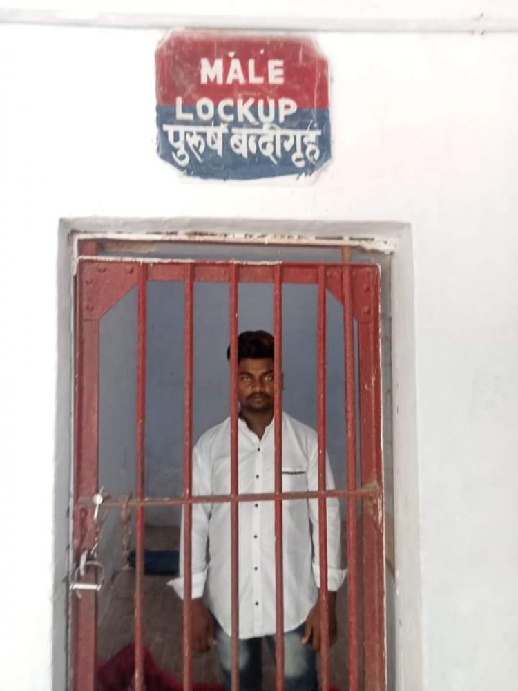 नर्तकी के साथ अबैध तमंचा लेकर दिखाया रंगबाजी,पुलिस ने हवालात दिखा दी