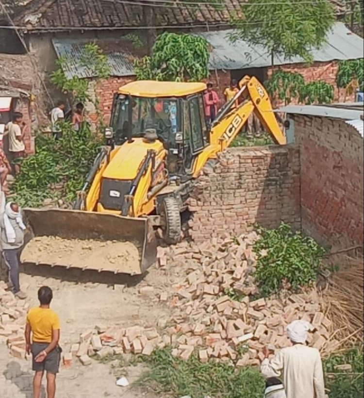 हाईकोर्ट के आदेश पर खुटहन के बीरी समसुद्दीनपुर में चला बुलडोजर