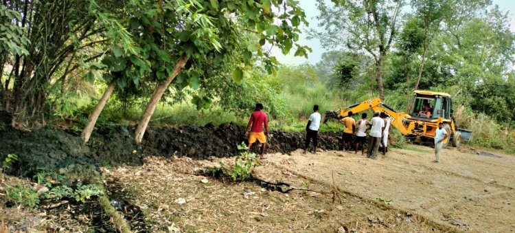 प्रधान द्वारा नहीं कराये जा रहे गाव में विकास ग्रामीण परेशान