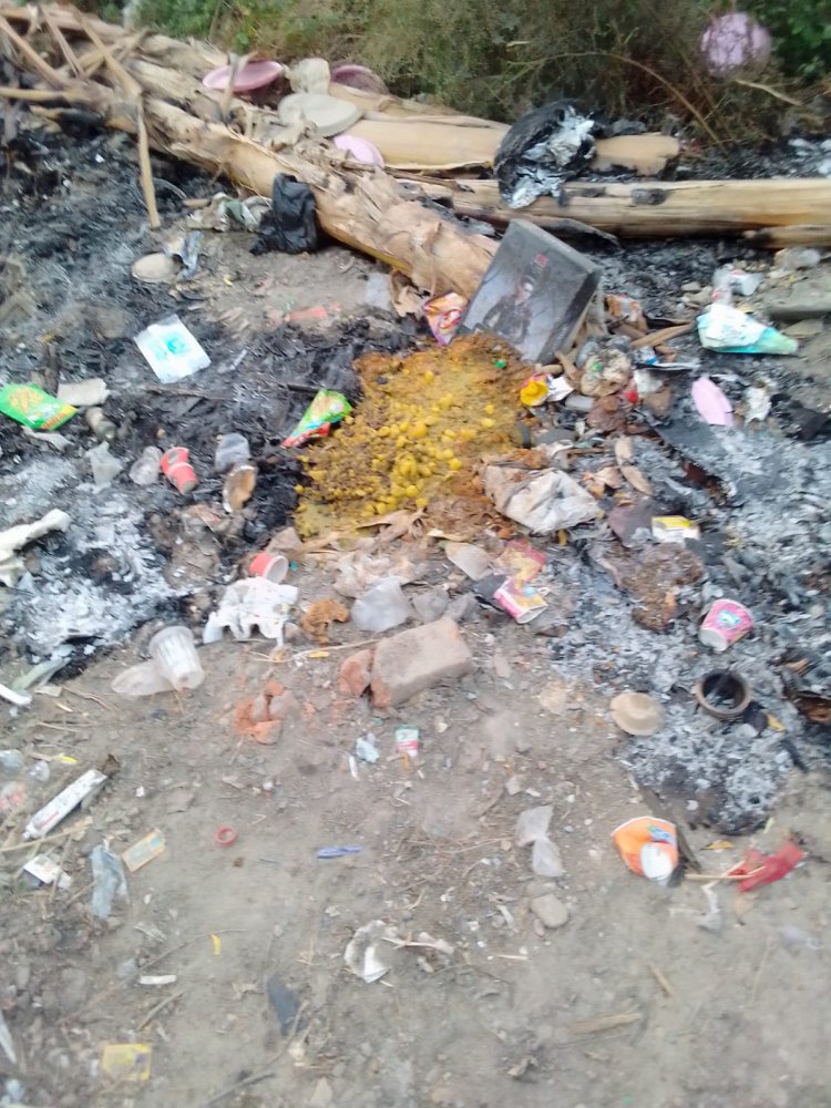 जनपद जौनपुर के वृद्धाश्रम पर लगा है कचरों का ढेर