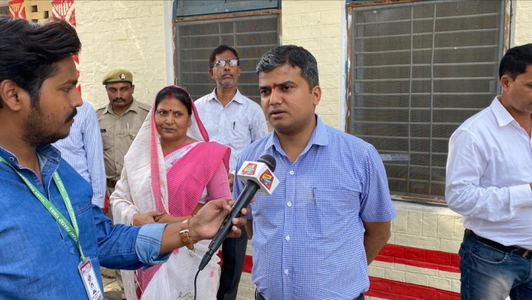 जिलाधिकारी मनीष कुमार वर्मा द्वारा धर्मापुर ब्लाक का औचक निरीक्षक