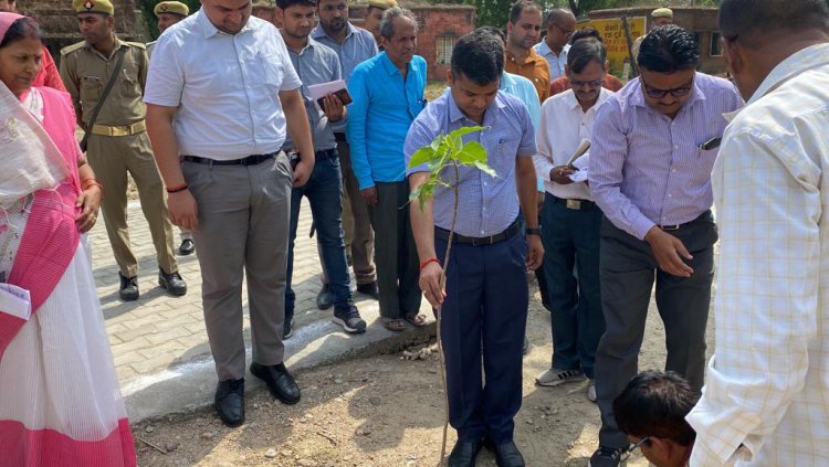 जिलाधिकारी मनीष कुमार वर्मा द्वारा धर्मापुर ब्लाक का औचक निरीक्षक