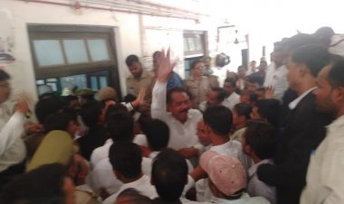 दीवानी न्यायालय परिसर में हड़कंप, अधिवक्ताओं ने चौकी इंचार्ज को पीटा