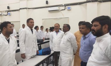 राज्यमंत्री गिरीश चन्द्र यादव ने अधिकारियों के साथ किया मेडिकल कॉलेज का औचक निरीक्षण निर्माण एजेंसी और प्रिंसिपल को लगाई फटकार