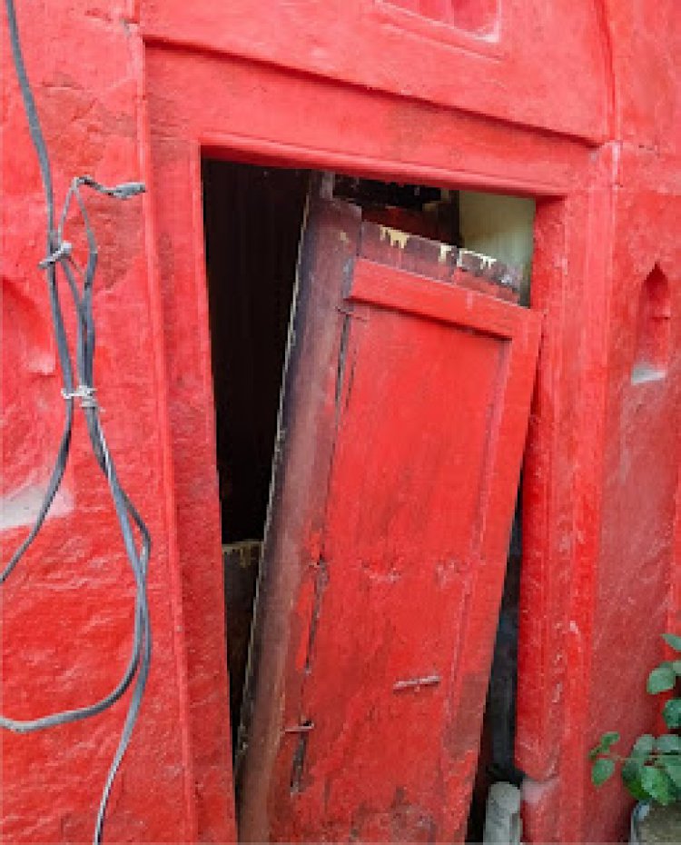 चोरों ने मंदिर का दरवाजा तोड़कर किया हाथ साफ