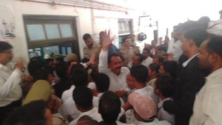 दीवानी न्यायालय परिसर में हड़कंप, अधिवक्ताओं ने चौकी इंचार्ज को पीटा