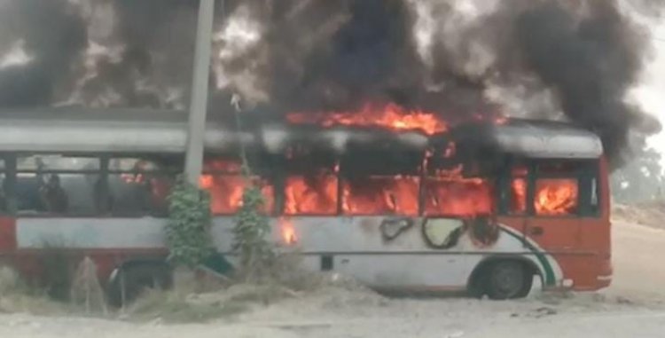 अग्निपथ के विरोध में युवाओ ने मचाया बवाल, फूंका रोडवेज बस