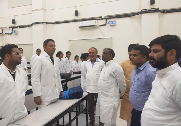 राज्यमंत्री गिरीश चन्द्र यादव ने अधिकारियों के साथ किया मेडिकल कॉलेज का औचक निरीक्षण निर्माण एजेंसी और प्रिंसिपल को लगाई फटकार