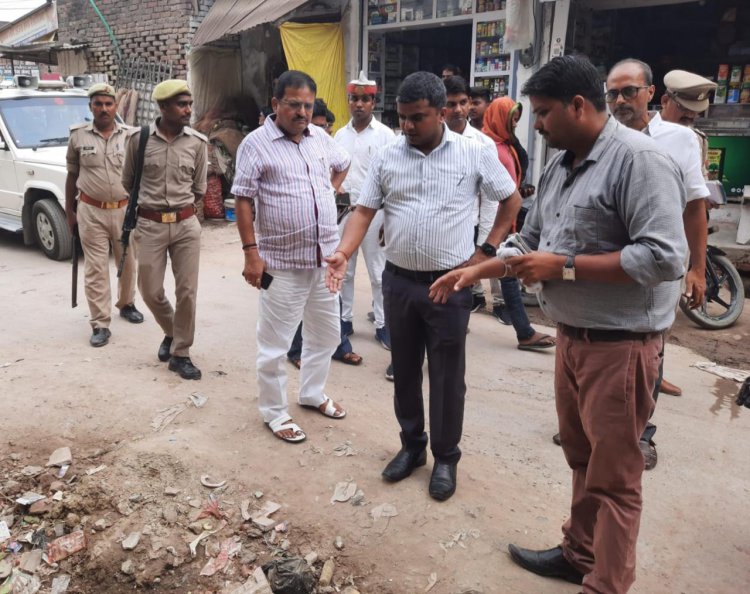 नमामि गंगे योजना के तहत सिपाह से किला के कार्य का निरीक्षण सड़क चालू करने हेतु, डीएम ने दिया आदेश