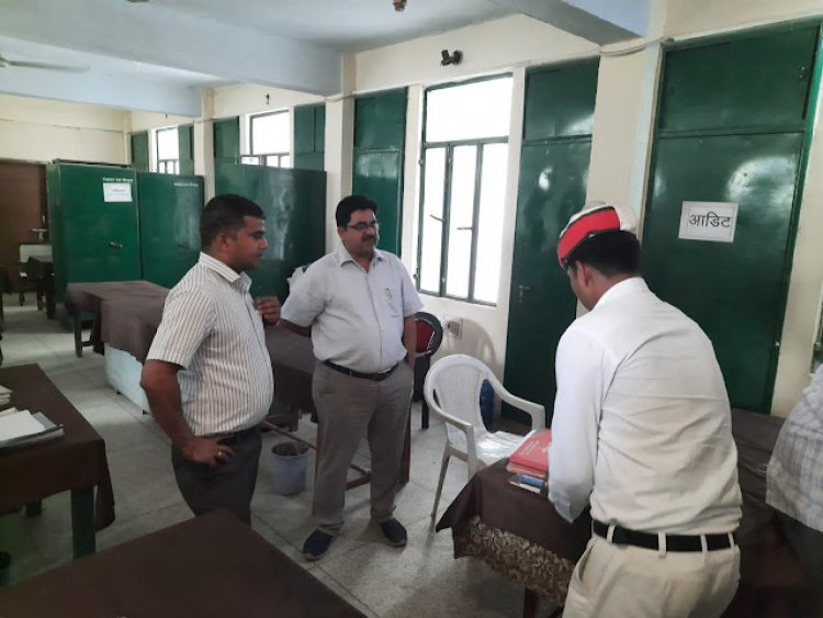 विकास भवन निरीक्षण के दौरान वेतन बाधित ,डीएम ने जिला विकास अधिकारी को दिया निर्देश