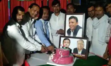 समाजवादी कार्यकर्ताओ ने पूर्व मुख्यमंत्री का मनाया जन्मदिन