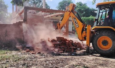 मुक्त हुई 50 लाख की जमीन,गरजा बाबा का बुलडोजर