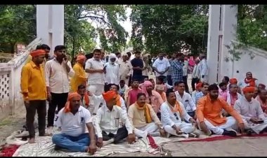 भाजपा के कार्यकर्ताओं ने थाने के गेट पर किया प्रदर्शन