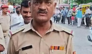 जौनपुर ट्रैफिक इंस्पेक्टर जीडी शुक्ला ने एक बार फिर इंसानियत पेश करते हुए एक्सीडेंट में घायल युवक को खून देकर उसकी जिंदगी बचायें