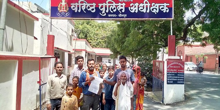 भ्रष्ट उप निरीक्षक के आतंक से पीड़ित परिवार दहशत में