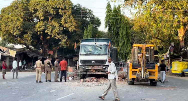 ट्रक ने भरी उड़ान बाउंड्री तहस-नहस एक युवक की मौत