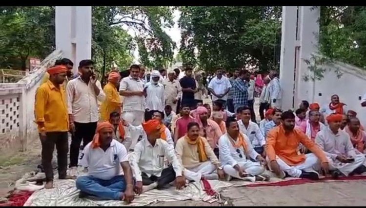 भाजपा के कार्यकर्ताओं ने थाने के गेट पर किया प्रदर्शन