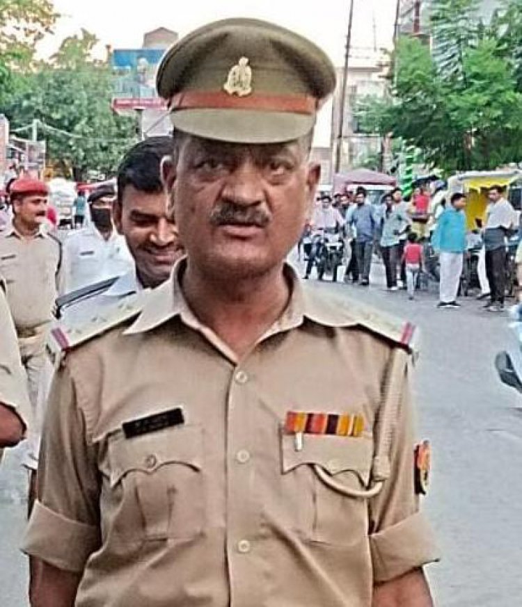 जौनपुर ट्रैफिक इंस्पेक्टर जीडी शुक्ला ने एक बार फिर इंसानियत पेश करते हुए एक्सीडेंट में घायल युवक को खून देकर उसकी जिंदगी बचायें