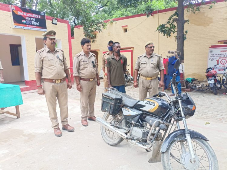 मोटरसाइकिल के साथ एक अभियुक्त गिरफ्तार.