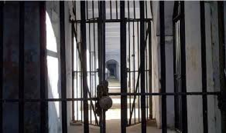 अपराधियों के लिए आजमगढ़ जेल बना पिकनिक स्पाट,जांच में 12 मोबाइल व 97 पुड़िया गांजा बरामद