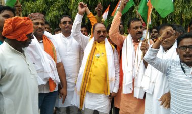 तिरंगा यात्रा में दिखा देशभक्ति का जुनून, मनाया गया अमृत महोत्सव 