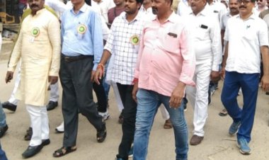 अमृत महोत्सव के 75 वें स्वतंत्रता दिवस पर विकासखंड डोभी  प्रमुख प्रतिनिधि एवं कर्मचारियों द्वारा निकाली गई तिरंगा यात्रा