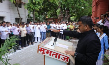 स्वतंत्रता दिवस पर जिलाधिकारी ने कलेक्ट्रेट परिसर में ध्वजारोहण किया