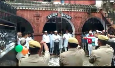 केराकत तहसील परिसर में ध्वजारोहण करते समय छूट कर गिरा ध्वज