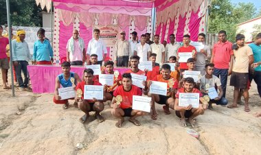 ब्लॉक स्तरीय खेलकूद आयोजन में प्रतिभागी विजेताओं को मेडल और प्रमाणपत्र देकर हौसला बढ़ाया