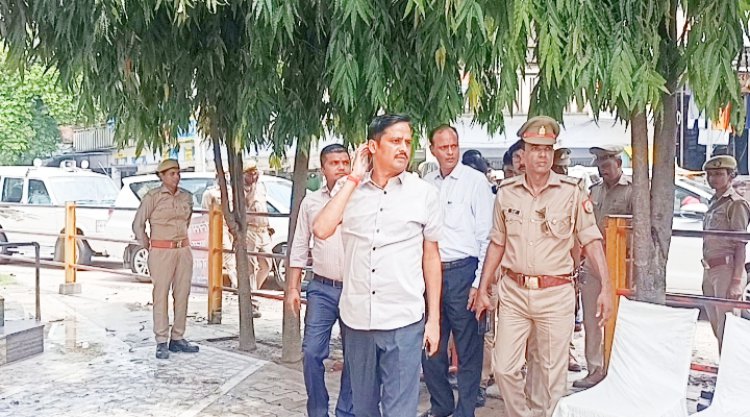 चंदवक क्षेत्र के गांधी पार्क में जिला अधिकारी मनीष कुमार वर्मा एवं पुलिस अधीक्षक